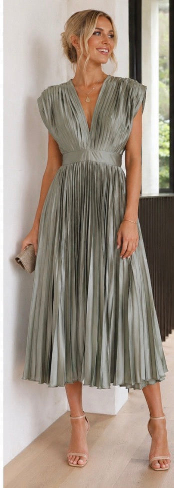 Stella & Grace™ | Timeless Pleated Midi Dress